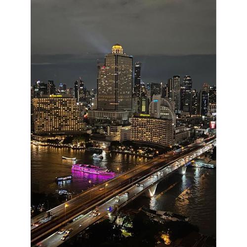 Riverside room with best view in heart of BKK