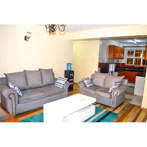 Roma Stays - Charming 2BR Ensuite Apartment Opp Garden City Mall