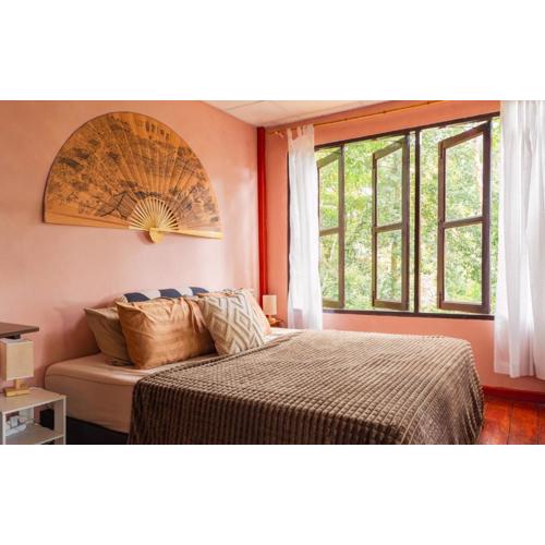 Romantic Treehouse w/ Boho Balcony + Fast Wifi