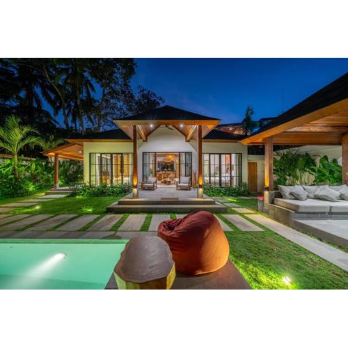 Romantic Verona Villa Poolside Comfort - Modern Luxury