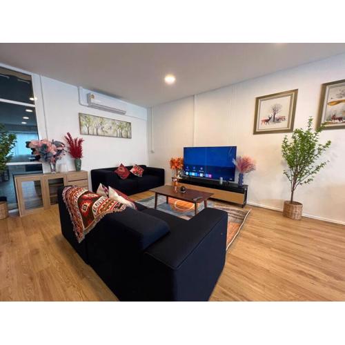 Roof Top 4BR Top Private Floor, china town, center