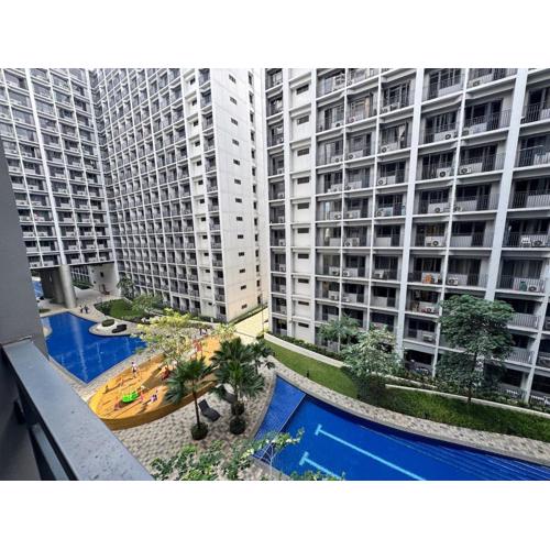 Room 643 Pool View Shore 2 Residences near PICC & SM MOA by Prime Stay