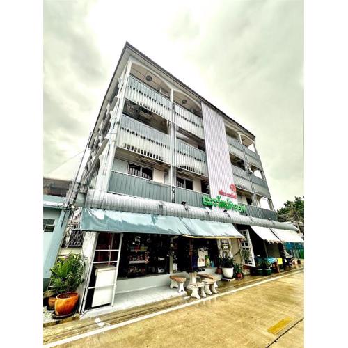 อมรรัตน์Room