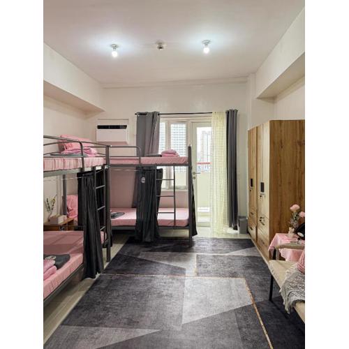 Roomies Spacious Fully Furnished Condo with Balcony and Netflix for 4pax