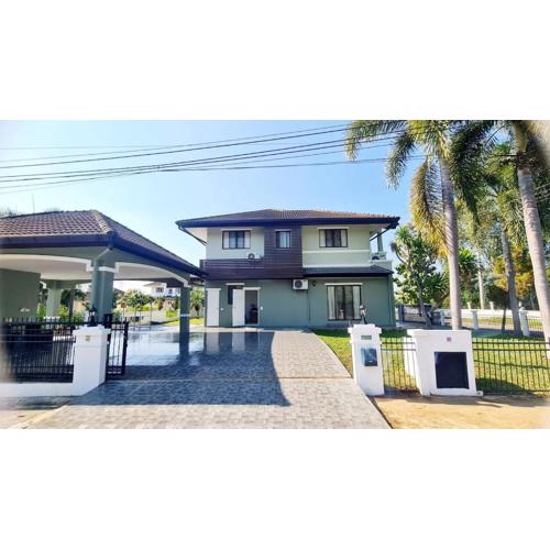 Roomy 5 BR 5 BA Stay for 10 !