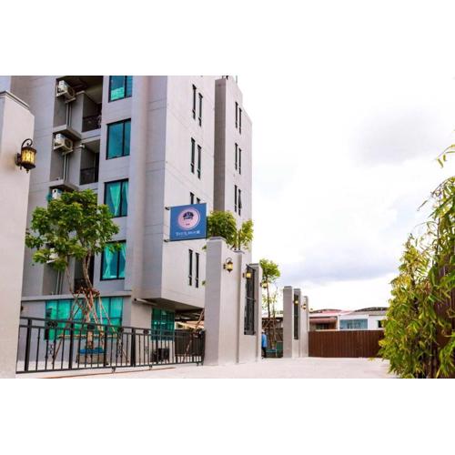 RQ Bangkok Sukhumvit 107 by Collection O