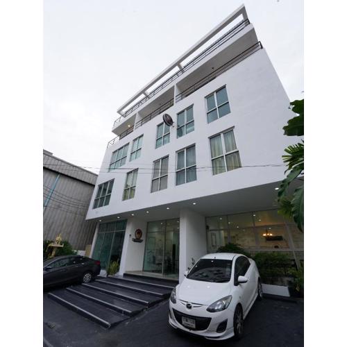 RQ Bangkok Sukhumvit 50 by Collection O