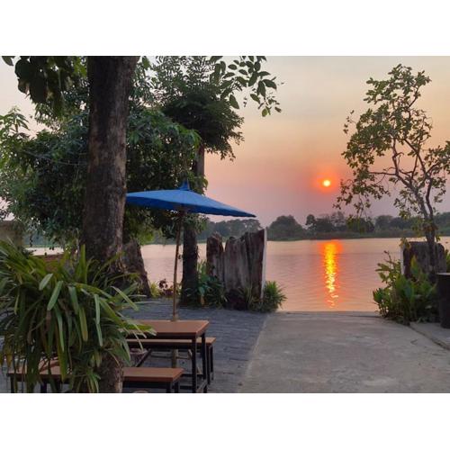 Ruen Thai Ban Rim Nam