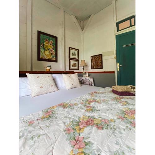 Ruma Kaca Simanindo Bed&Breakfast