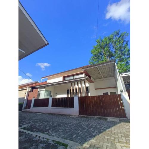 Rumah Besar dg Kolam Ikan diKota