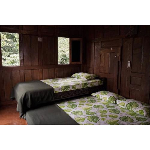 Rumah Kayu Joglo Yudhistira, tepi sungai, 2BR