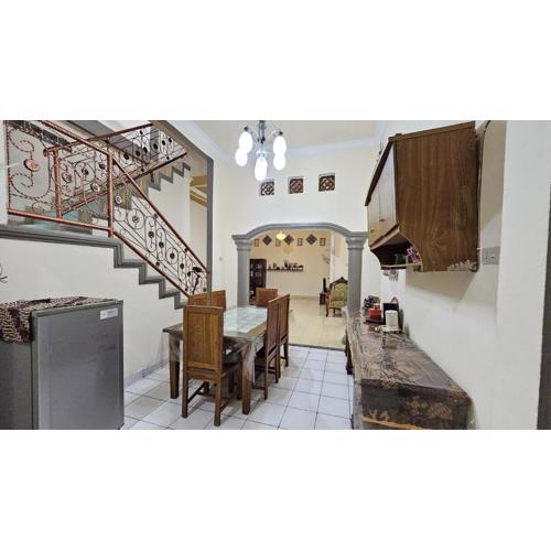 Rumah Syariah 4BR 150Mbps WiFi Bersih Lengkap Luas Nyaman