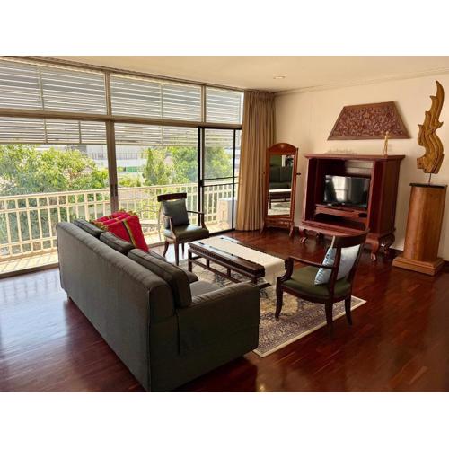 Samsen Suites Spacious 2BR Contemporary Thai Style