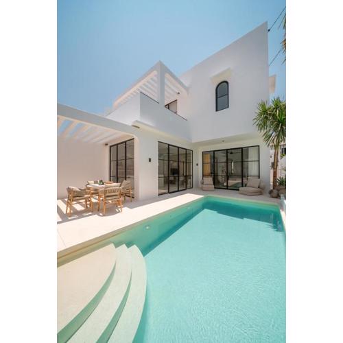 Sanctum House - Exquisite 3BR Tropical Villa in Perfect Location