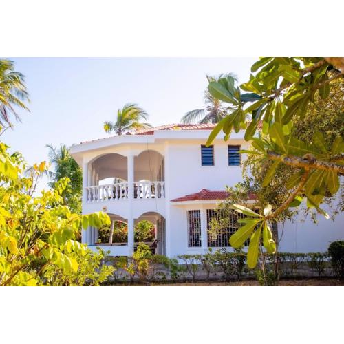 Sand and Shells Beach House- 4 Bedroom with a pool