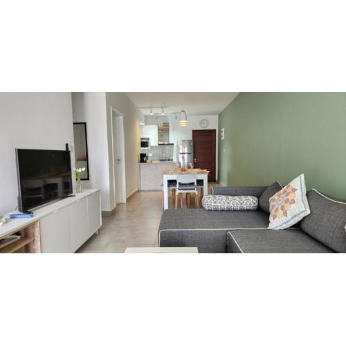 SANDSTONE LUXURY 2 BEDROOM APARTMENT with LIFT and COMMON POOL