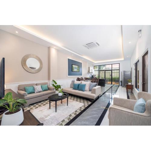 Sclass Penthouse Garden next to 7-11 Center Old City