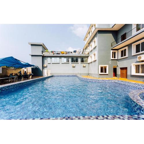 Sea Breeze Apartment with 3BRs-Pool Walk to Beach, Gen Set