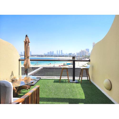Sea Facing Large Beachfront Dubai Palm Jumeirah studio