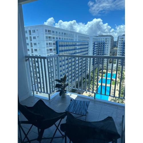 Sea Residences 2BR Pool View Unit for 4-8 pax - Beehive Stay MOA