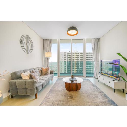 Sea View Apartment located on the 39th floor with rooftop pool close to world trade centre