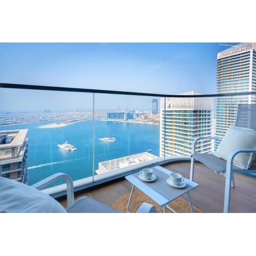 Seafront-side apartment with beach access, pool, gym, high floor