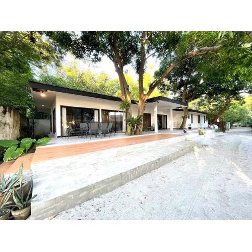 Secluded 4BD Beach Villa, Fast Wifi, Pet Friendly