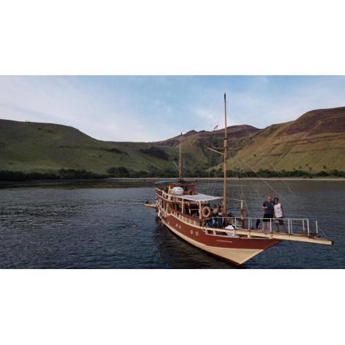 Semi Phinisi boat Labuan Bajo Komodo Tour