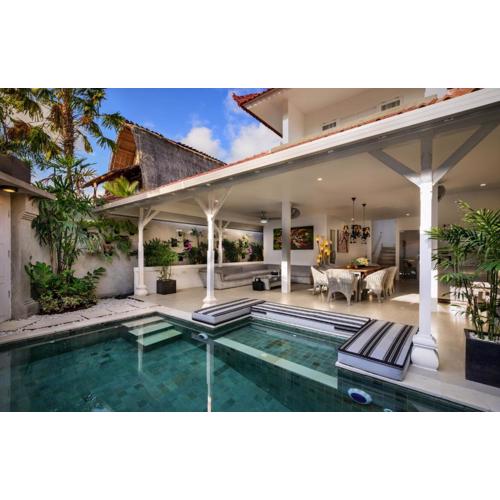 Seminyak Retreat - 4 Bedrooms Villa Close to Eat Street