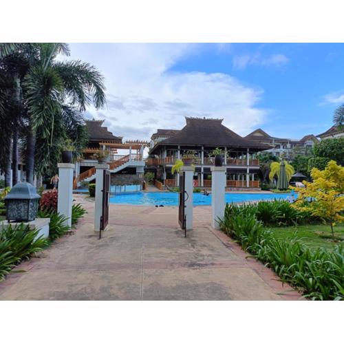 Serene 2BR Oasis Condo - Pool View & Wi-Fi