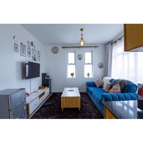 Serene Retreat 2 Bedroom with Pool, Netflix Fast Wifi and Gym