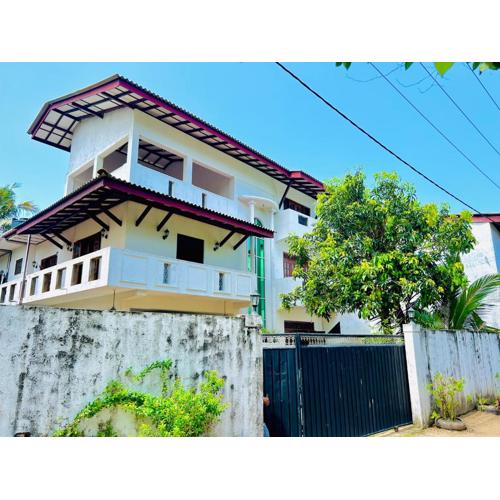 Serene Stay - Cozy Upstairs Apartment