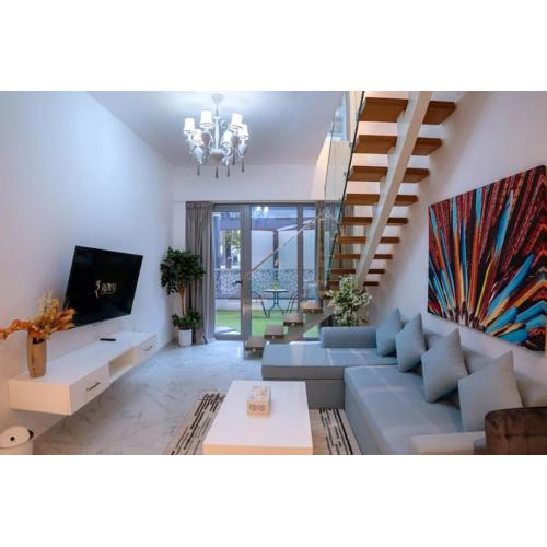 Serenity Mirage - Elegant 2BR Duplex Retreat with Pool in Oasis, Near Masdar City