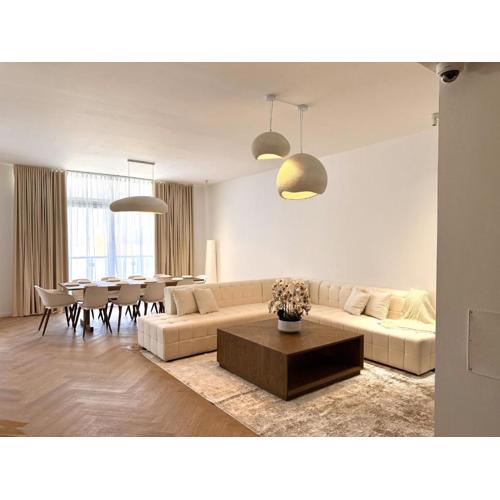 Seven Emirates Luxe Hostel - Yas Island Gate