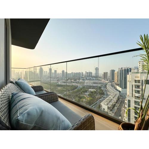 Shadow Lounge Suites Work Station & Dubai Skyline Views