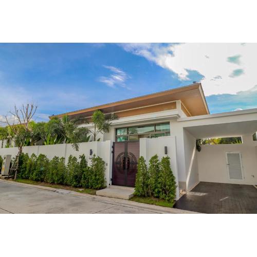 Shambhala grand villa by Cozy Lake