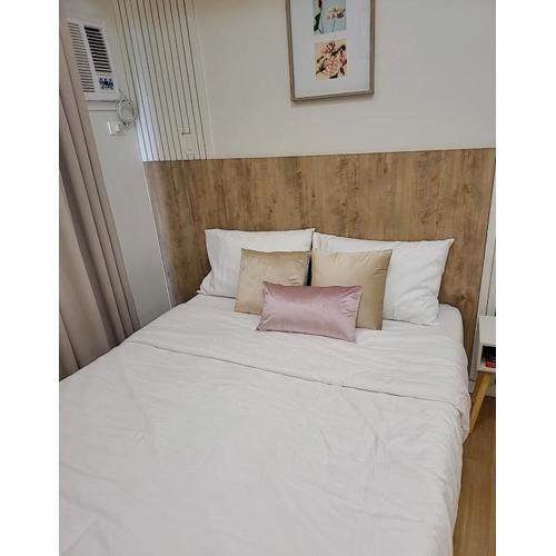 SHERISSE' CONDO @ THE LOOP WITH WIFI,CABLE AND HOT & COLD SHOWER,