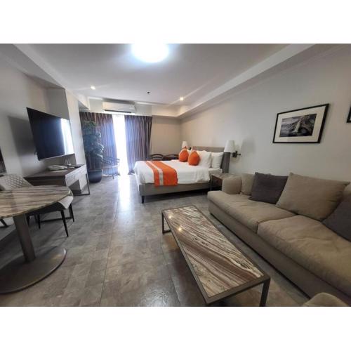 Sheryll Escapes - 1109, Phase 2 La Grande, breezy, hotel amenities!