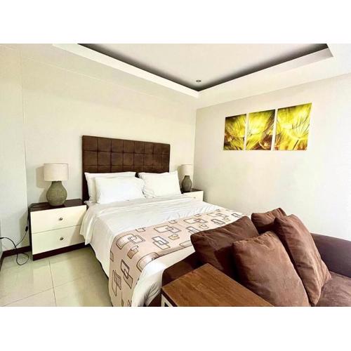 Sheryll Escapes - 203 La Grande, classy studio with hotel amenities!