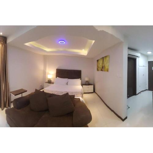 Sheryll Escapes - 218 La Grande, modern studio with hotel amenities!