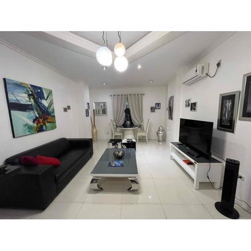 Sheryll Escapes - Kandi big 1 BR, king bed, free housekeeping, fiber fast internet