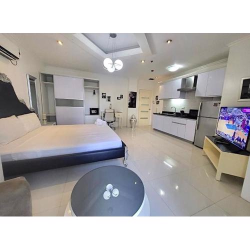 Sheryll Escapes - Kandi big studio l balcony l housekeeping l Netflix