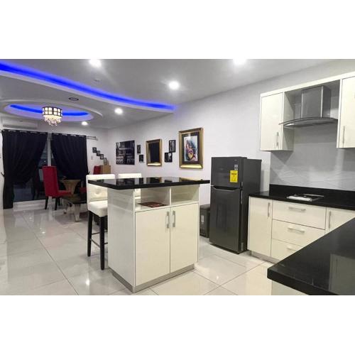 Sheryll Escapes - Kandi Palace 9 floor, 1BR! Housekeeping, Netflix!