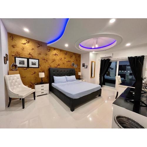 Sheryll Escapes - Kandi Palace Grand 2 BR! Housekeeping, Internet!