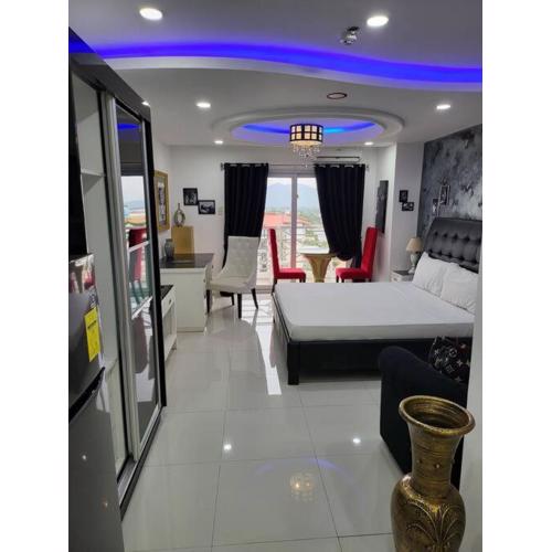 Sheryll Escapes - Kandi Palace Posh 9th floor new studio with King bed and housekeeping