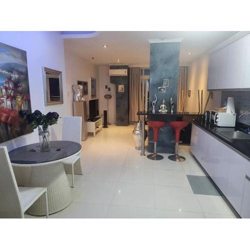 Sheryll Escapes - Kandi Posh 1BR with King bed, fibre Wi-Fi & Free housekeeping