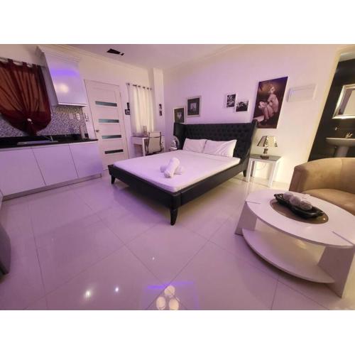 Sheryll Escapes - Kandi studio, 6th floor, outdoor seating, smoking area!