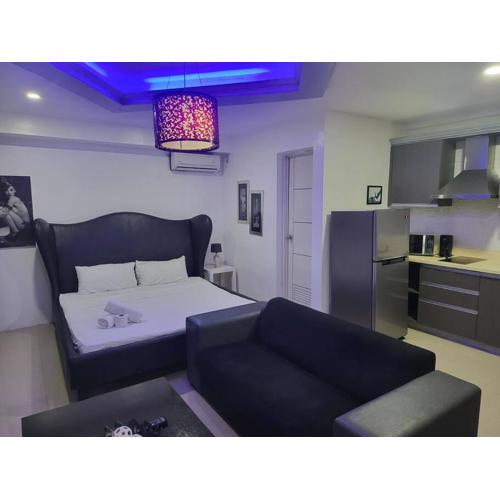 Sheryll Escapes - Kandi studio by the pool with Housekeeping, Netflix!