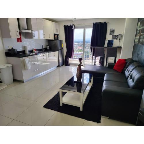 Sheryll Escapes - Kandi Tower 3 premium loft 1BR on 8th floor with 2CR & 2 balconies