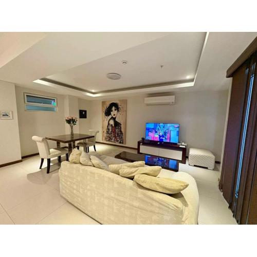 Sheryll Escapes - La Grande 608, classy 1BR balcony, WiFi, Netflix